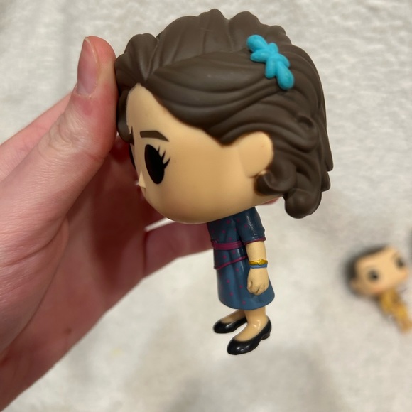 Funko POP! #717 Stranger Things Eleven at Snowball Dance - Picture 5 of 6